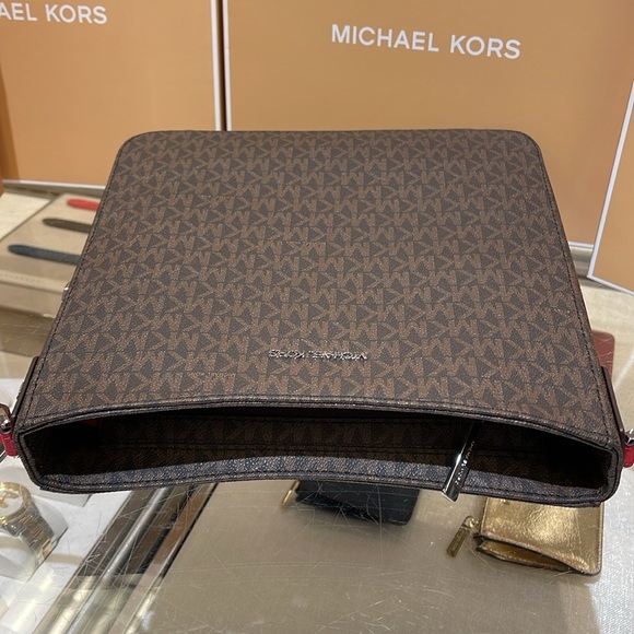 MICHAEL KORS 
Jet Set Travel Large Logo Messenger Bag
COLOR BRIGHT RED
NWT - Picture 7 of 16